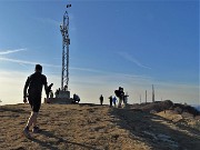 46 In arrivo alla croce di vetta del Linzone (1392 m)